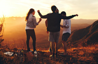 Das Projekt - Bild mit vier Jugendlichen vor aufgehender Sonne